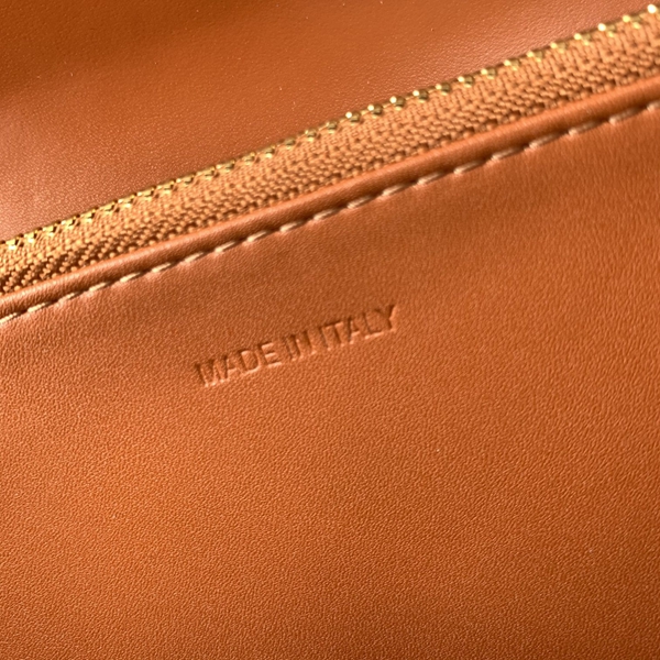 超激安ブランド財布偽物着用イメージ